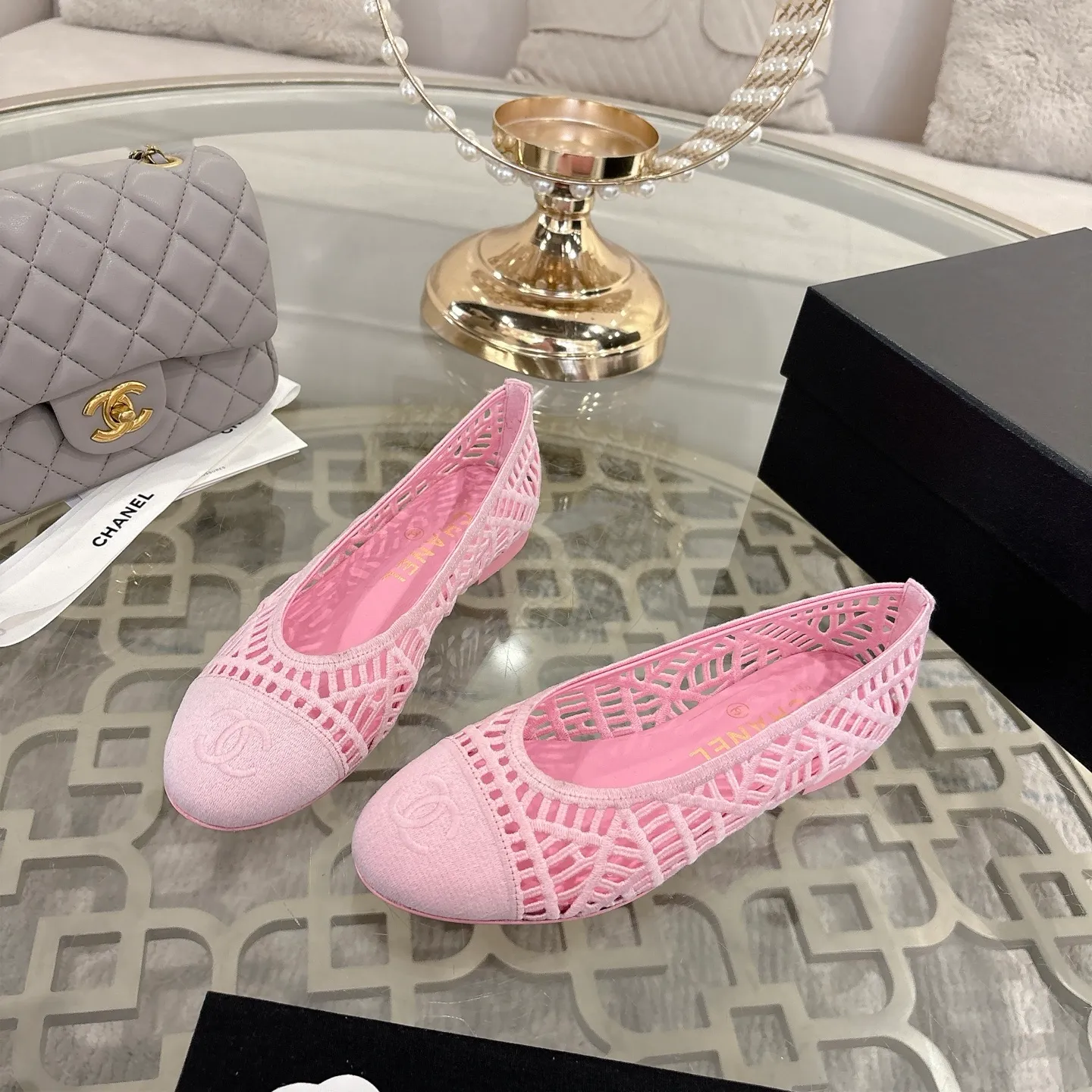 👟👟Ex-factory price 520👟👟 Chanel 25SS finally comes out with woven ballet shoes‼ ️ Shoes worthy of their own article, I have to say that they are finally waiting for you! So elegant and chill. Wear it in the summer to enjoy the breeze and walk on the street. Round square toe design. Cute and cute~ The appearance is super online. When you wear it, you will feel like a wealthy daughter. I thought it was good-looking. Only when I put it on my feet do I know how easy it is to wear~ Upper: Exclusive custom-made mesh (comfortable and breathable) Foot pad: Sheepskin Outsole: Genuine leather sole imported from Italy Size: 35-39 (customized at 40.41.42)